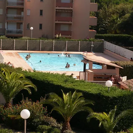 A Les Mimosas A 50 M De La Avec Vue Sur La Piscine Partagee Et Balcon Appartement