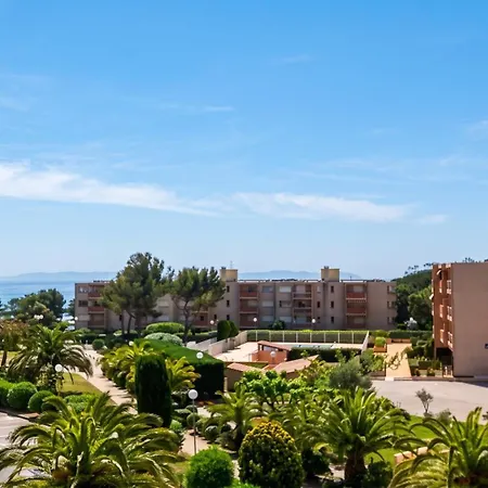 A Les Mimosas A 50 M De La Avec Vue Sur La Piscine Partagee Et Balcon