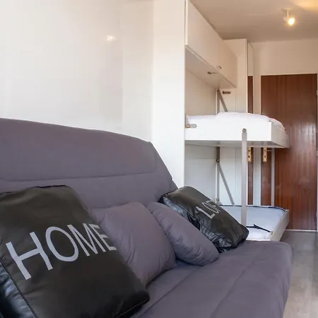 A Les Mimosas A 50 M De La Avec Vue Sur La Piscine Partagee Et Balcon *